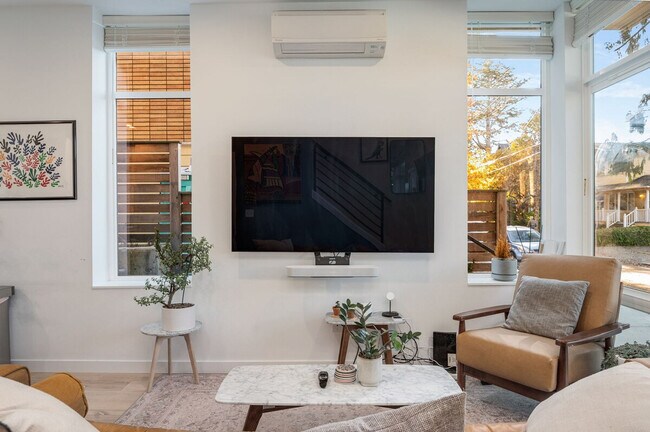 Building Photo - 673 Belmont Pl E