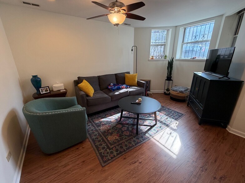 Building Photo - 1424 W Fletcher St