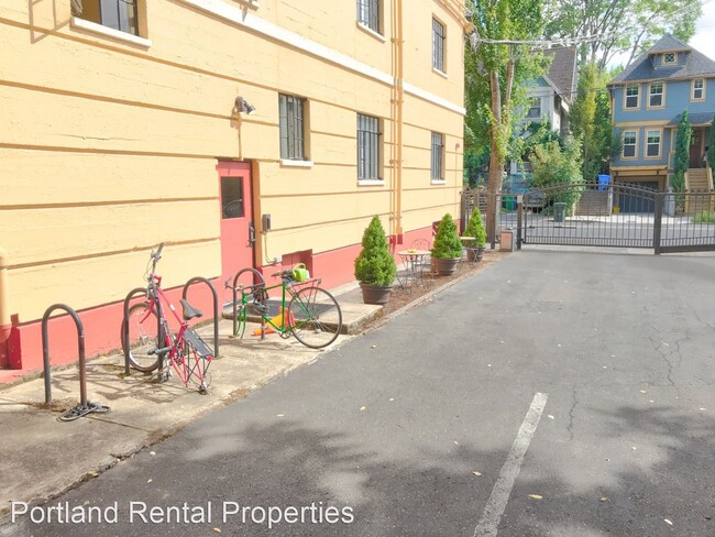 Building Photo - Studio, 1 bath House - 2829 SE Belmont St....