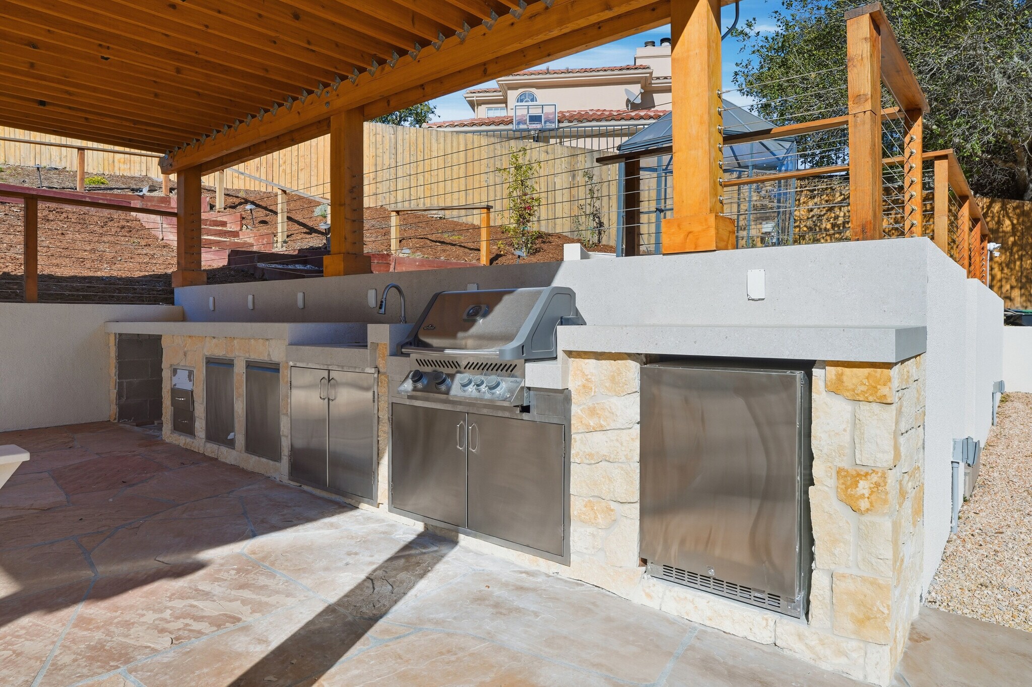 Building Photo - 544 Sunset Way