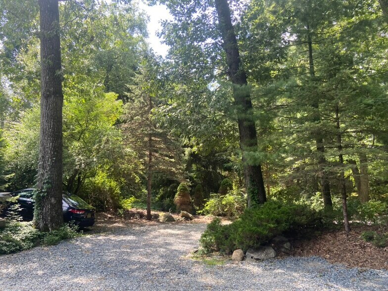 Building Photo - 89 Florida Hill Rd