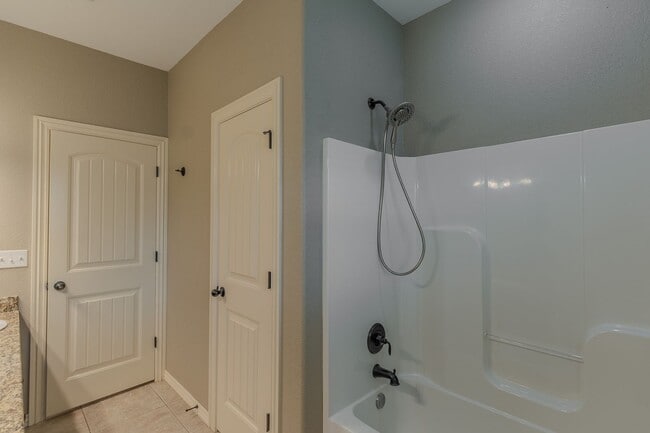 Building Photo - 4 BR Farmington Home!