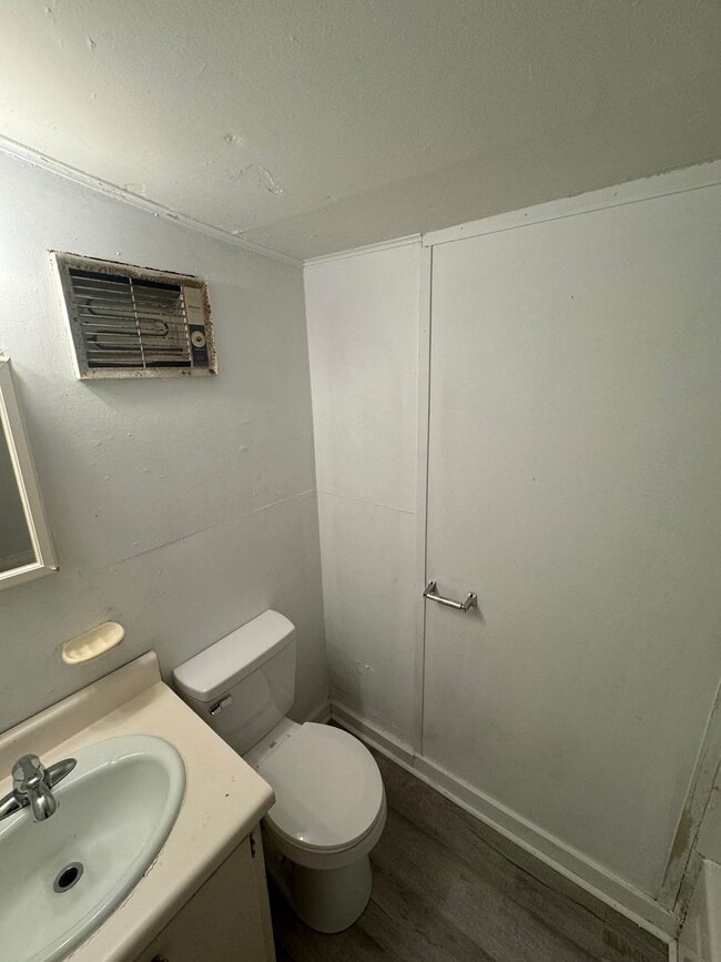 Building Photo - Unique & Affordable 2 Bedroom on Eastside ...