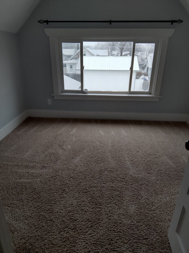 Building Photo - 1308 E Queen Ave