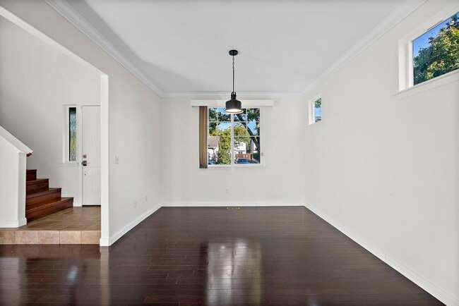 Building Photo - Modern 4-Bedroom Home with 5-Piece Primary...