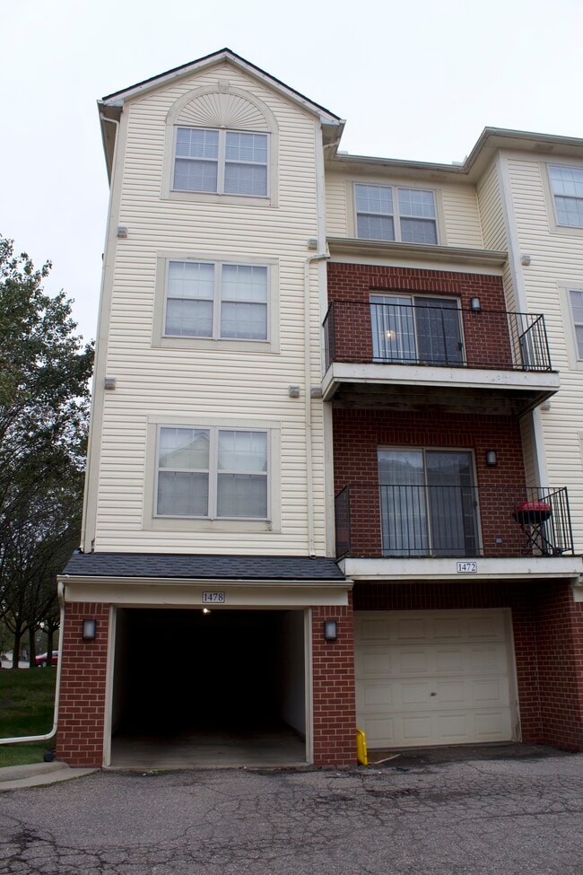 2 Car Garage - 1478 Ashford Ct