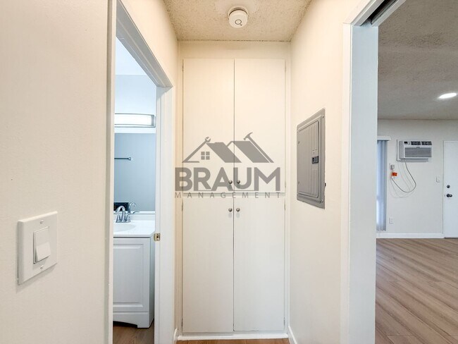 Building Photo - 5611 Fulcher Ave