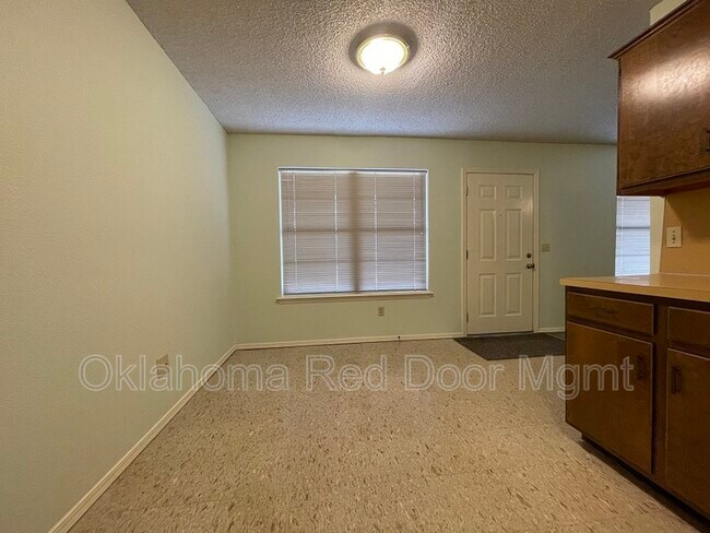 Building Photo - 1600 NE 5th St