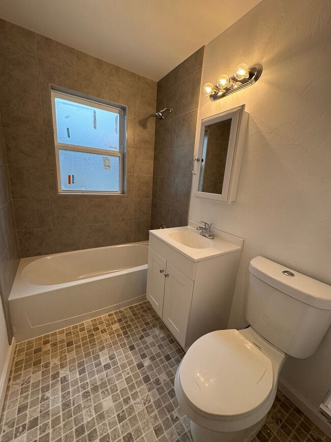 Building Photo - 3 bedroom, 1 bath home for rent in OKC nea...