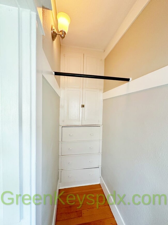 Building Photo - 3-bedroom, 2.5-bathroom Craftsman house in...