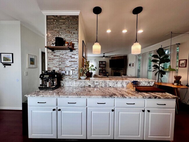 Building Photo - Charming 4 Bedroom home Near Virginia Beac...