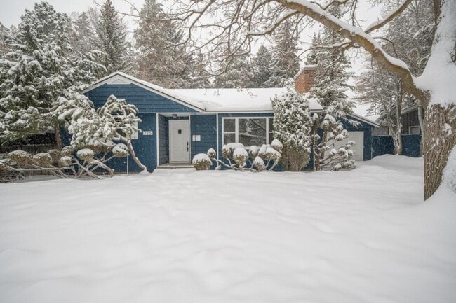 Building Photo - 225 E 25th St