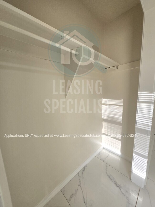 Building Photo - Spacious Village 3 Bed 2 Bath Home!