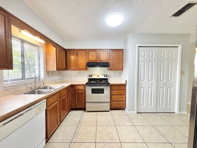 Building Photo - 770-780 E North St