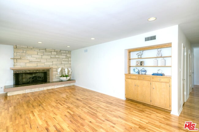 Building Photo - 221 S Carmelina Ave