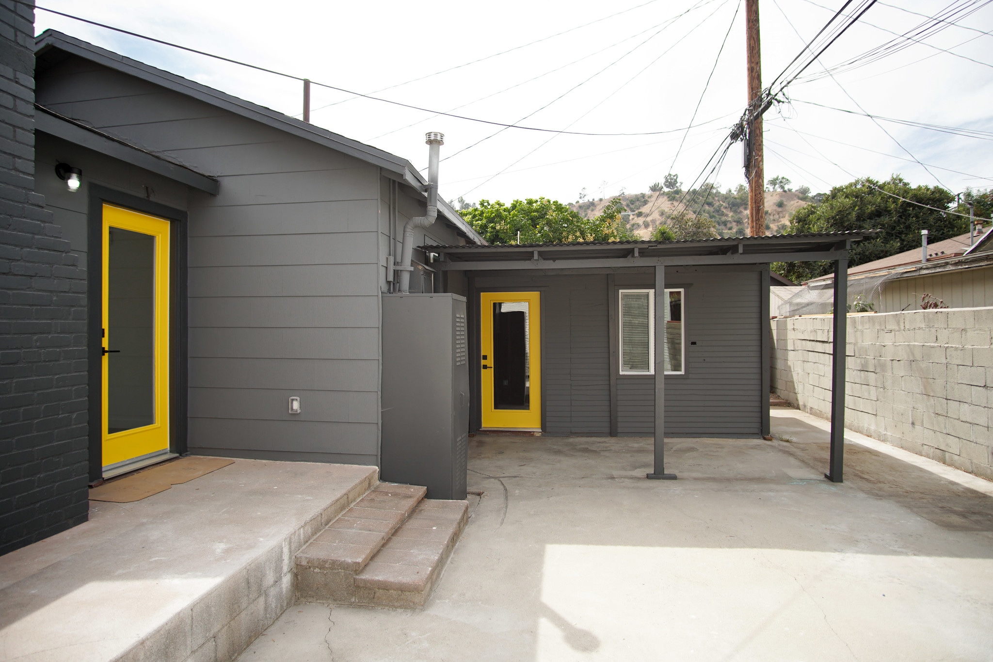 Building Photo - 2319 Shoredale Ave
