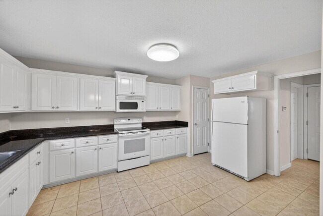 Building Photo - Lovely Patio Home with Sunroom!