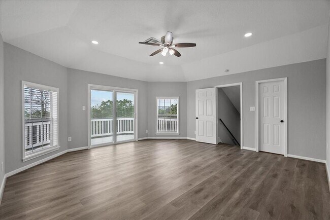 Building Photo - 401 Paradise Dr