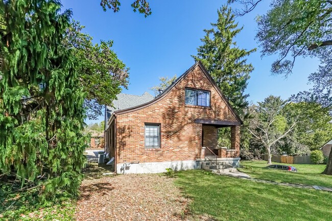 Building Photo - 297 E Melford Ave