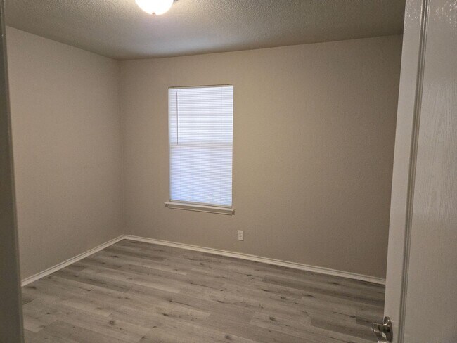 Building Photo - Spacious 4 Bedroom 2.5 Bath 2 Car Garage i...