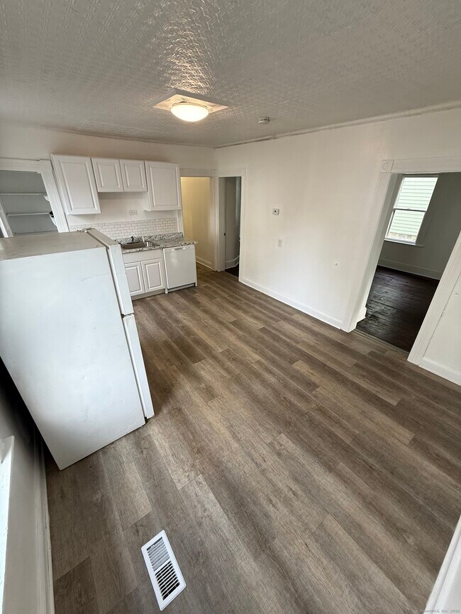 Building Photo - 174 Brentwood Ave