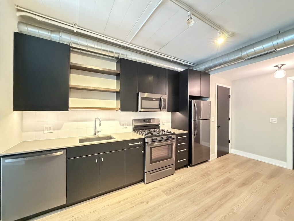 Building Photo - 941 W Belmont Ave