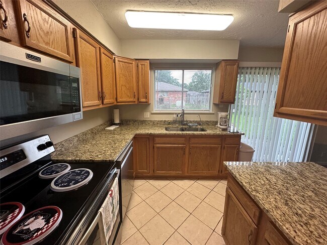 Building Photo - 9939 Valley Park Dr