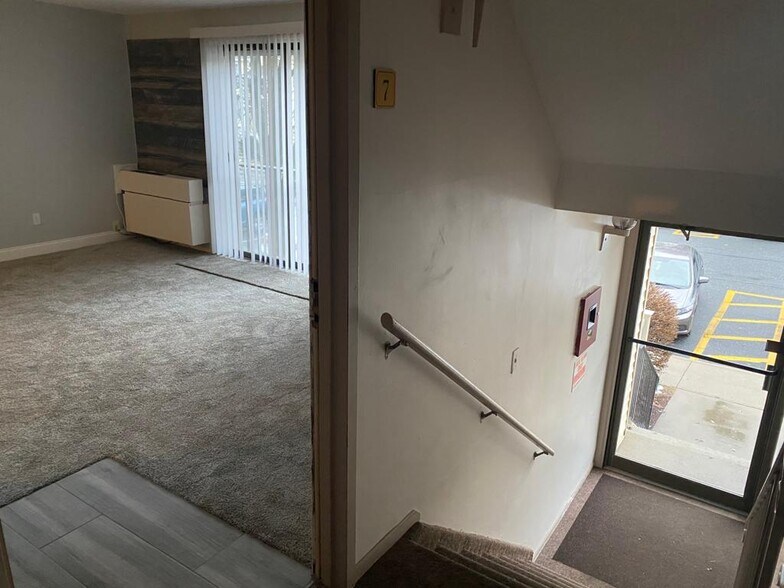 Building Photo - 7 Village Hill Ln