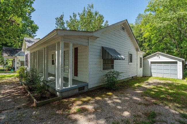Building Photo - 102 Chitwood St