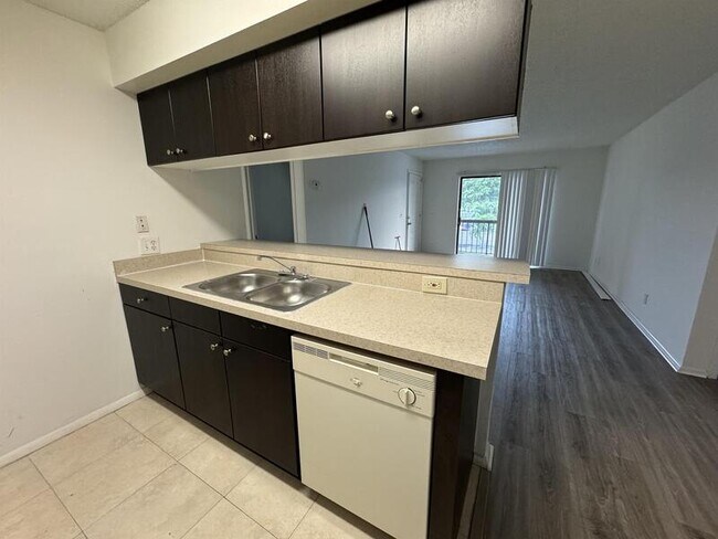 Building Photo - 5321 Summerlin Rd