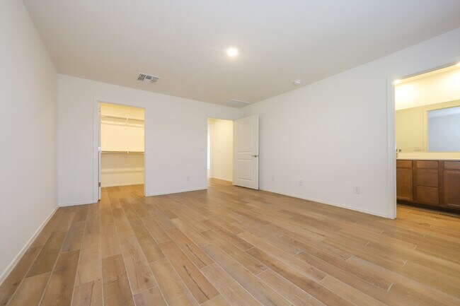 Building Photo - 9122 E Red Blf Ct