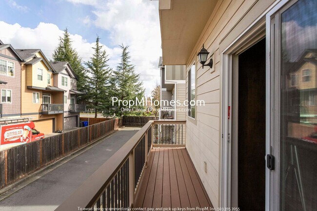 Building Photo - Gorgeous Four Bedroom Townhome in Orenco!