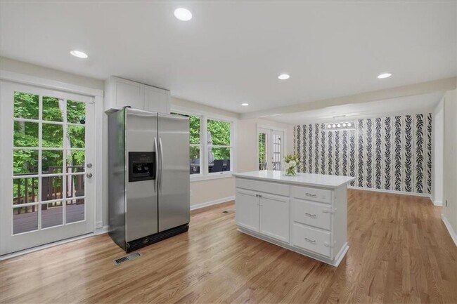 Building Photo - 9470 Hillside Dr