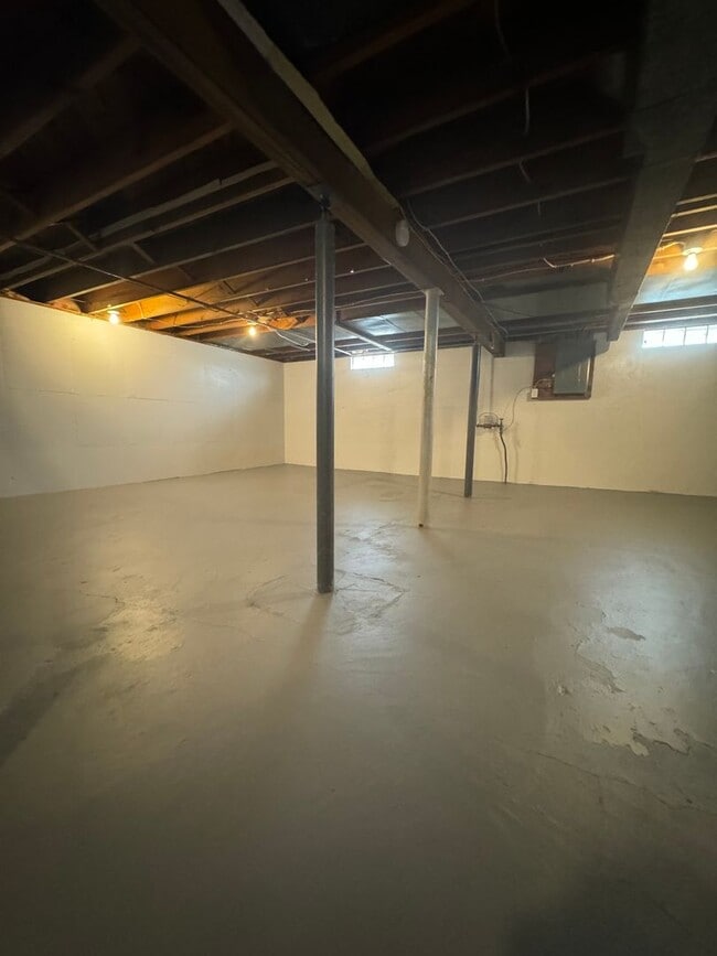 Building Photo - Beautiful 3 Bedroom 1 Bath Ranch Style Single Family Home!