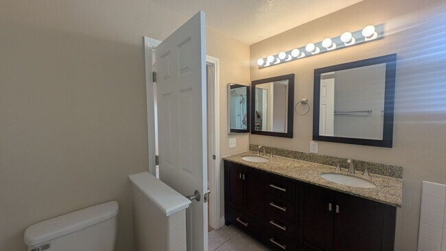 Building Photo - 3 bedroom 1 story house with large backyar...