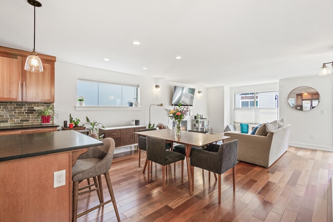 Building Photo - 466 NE Maple Leaf Pl