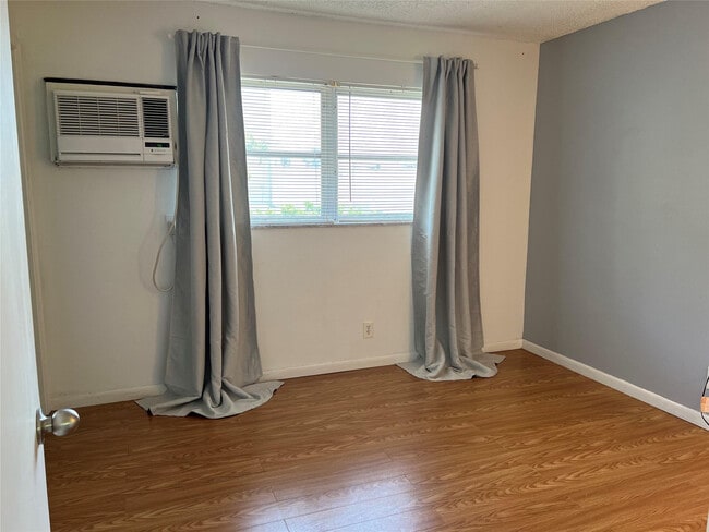 Building Photo - 5168 NE 6th Ave