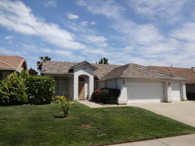 Building Photo - NICE SINGLE STORY HOME WITH 3 BEDROOMS, 2 ...