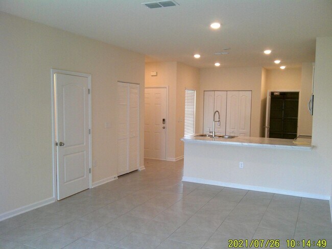 Building Photo - Baypointe Townhome Available!