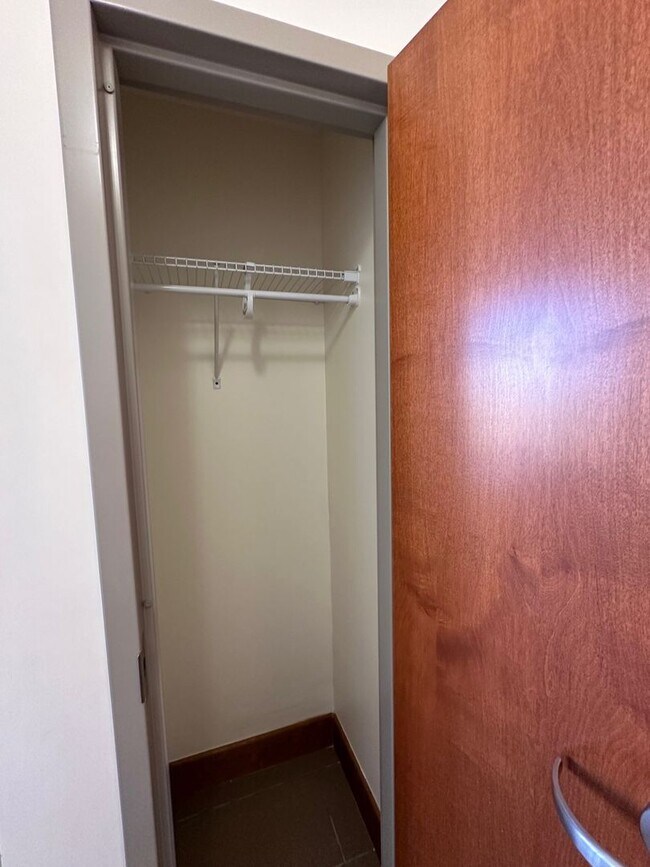 Building Photo - Blue Earth Place-One Bedroom available