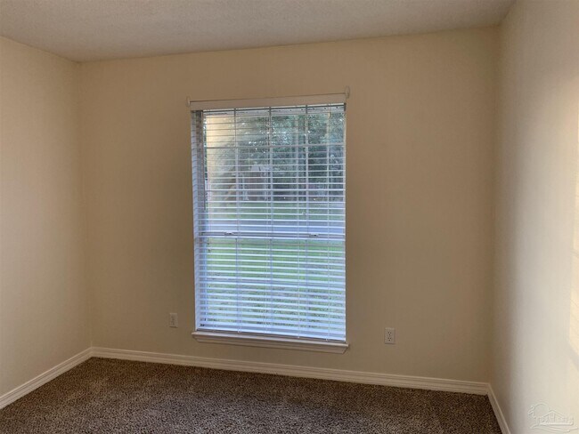 Building Photo - 4003 Lochmoor Dr