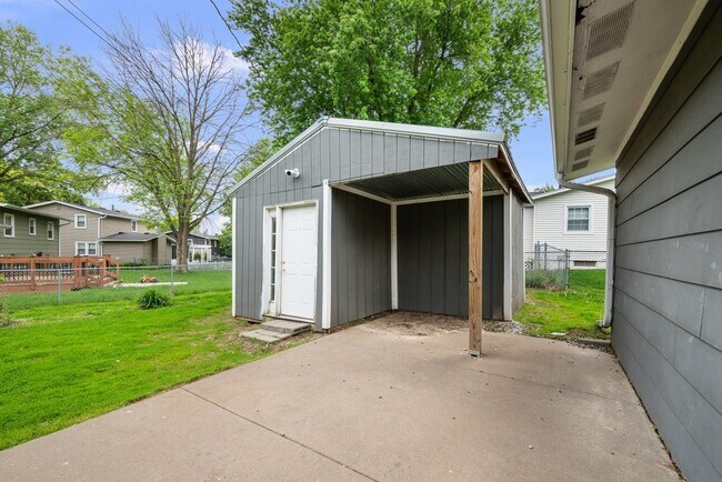 Building Photo - 3129 Windsor Dr