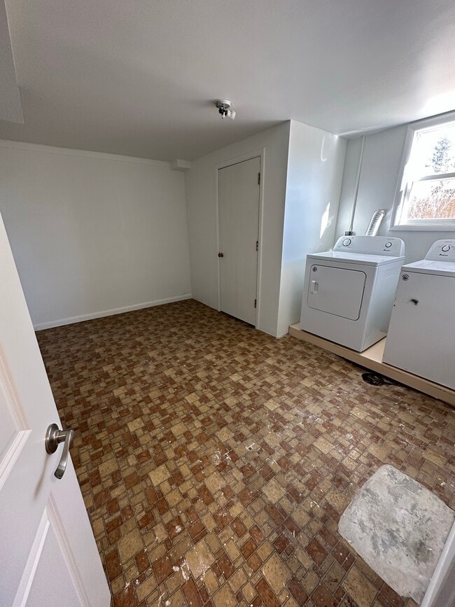 Building Photo - 6117 Kevin Ave