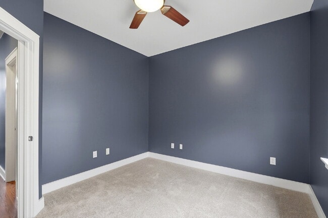 Building Photo - Modern Multi-Level 2BR Retreat with Garage Near Uptown Charlotte