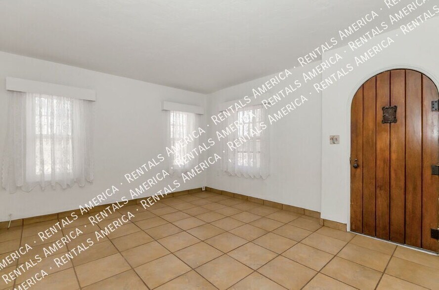 Building Photo - 1119 E Silver St