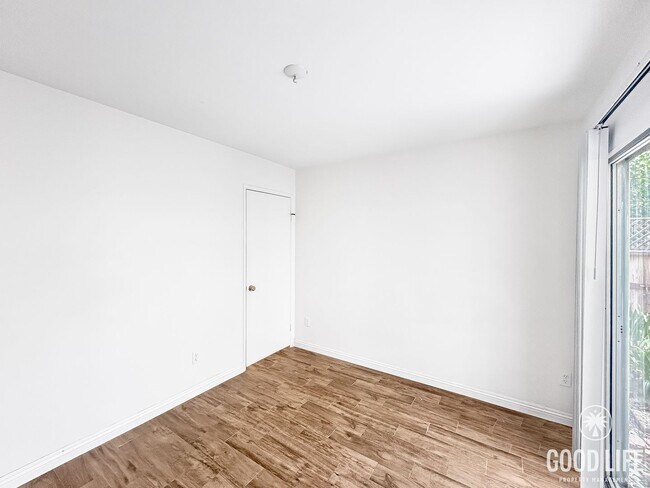 Building Photo - Stunning 3BD/2.5BA W/ Reserved Parking and Community Pool in Tierrasanta!