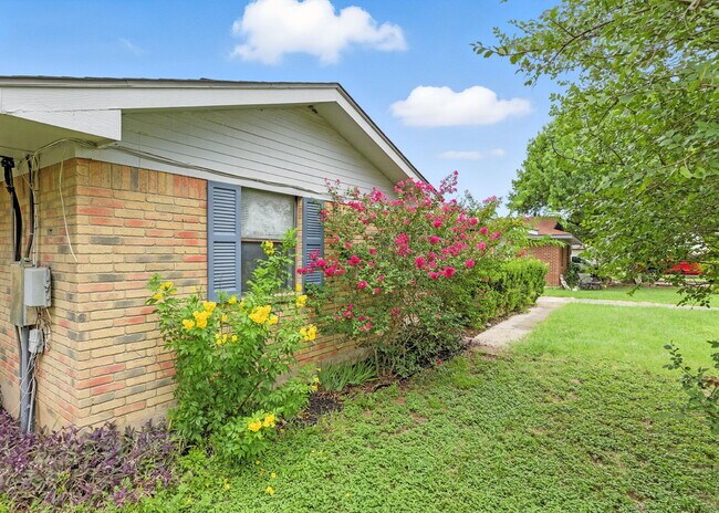 Primary Photo - 600 N Cunningham St