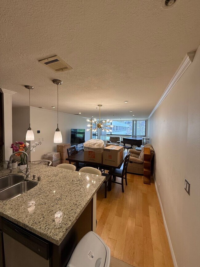Building Photo - 2bed 2bath in the Heart of Los Angeles