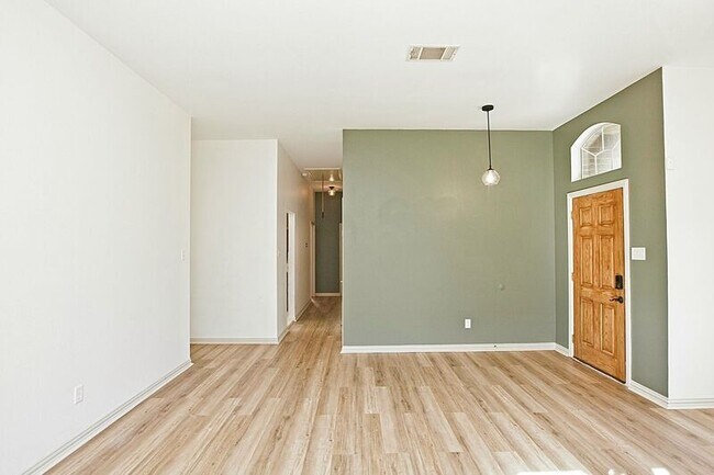 Building Photo - 105 Galloping Trail