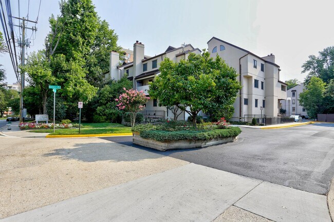 Building Photo - 8906 Battery Pl